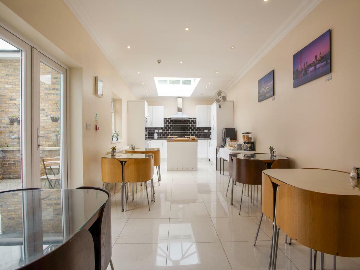 Oyo Lifestyle Golden Strand Londen Buitenkant foto