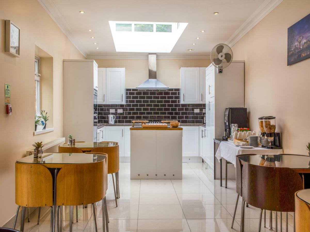 Oyo Lifestyle Golden Strand Londen Buitenkant foto
