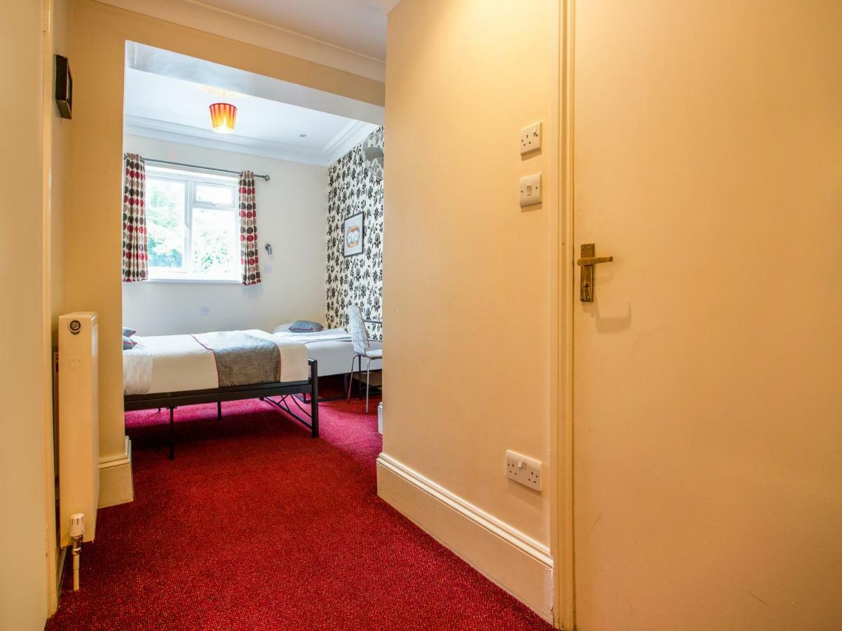 Oyo Lifestyle Golden Strand Londen Buitenkant foto